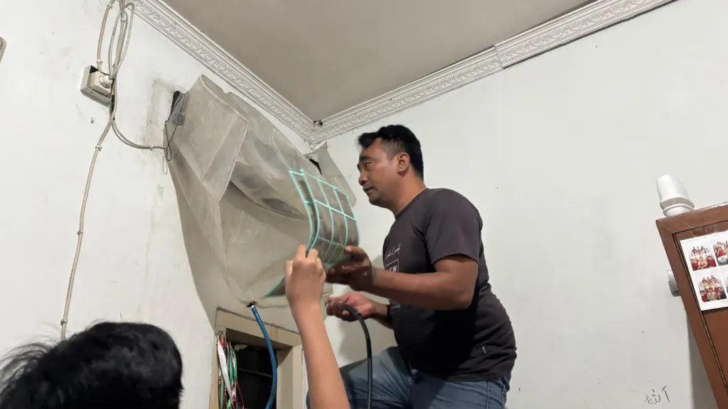 Baca juga : Tetap Hidup Bersama Panasnya Surabaya, Kisah Teknisi AC Berjuang di Tengah Kondisi Ekonomi Sekarang