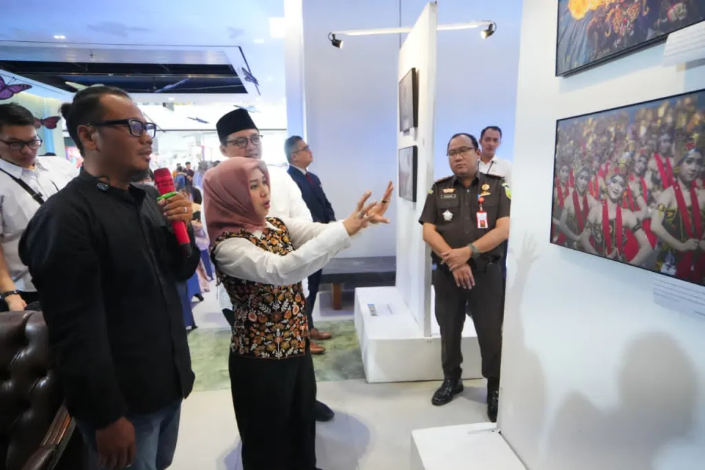 Tinjau Pameran Lukisan & Fotografi Media Center Mojokerto, Ning Ita Berharap Jadi Magnet Kunjungan dan Penggerak Ekonomi