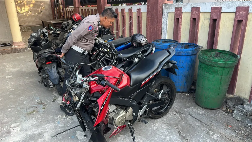 Adu Banteng Pengendara Motor dengan Motor di Blitar, Satu Tewas di TKP dan Dua Luka Berat