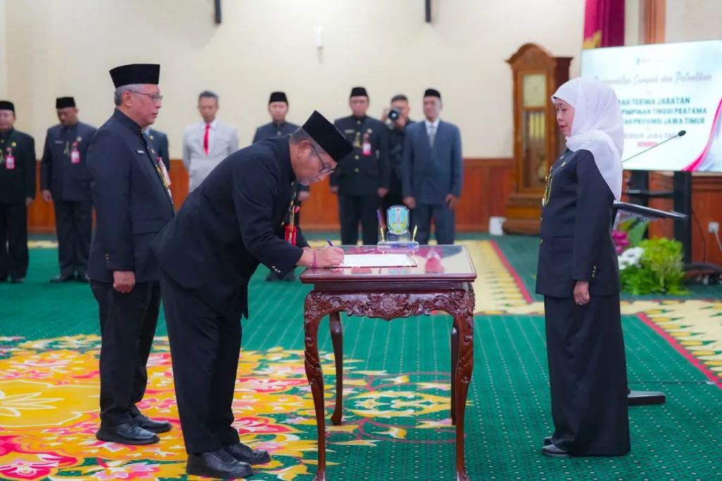 Khofifah Lantik 6 Pejabat Pemprov Jatim, Dorong Percepatan Digitalisasi Layanan Publik
