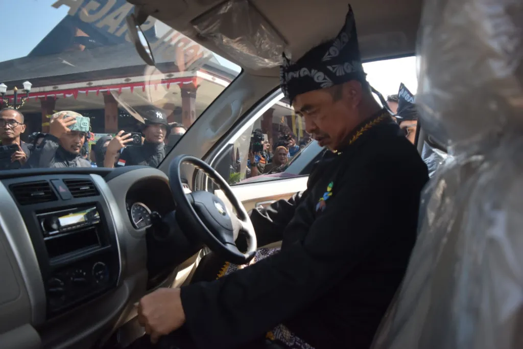 Bupati Hari Wuryanto Serahkan 55 Mobil Siaga Desa, Wujudkan Layanan Cepat untuk Masyarakat  ‎