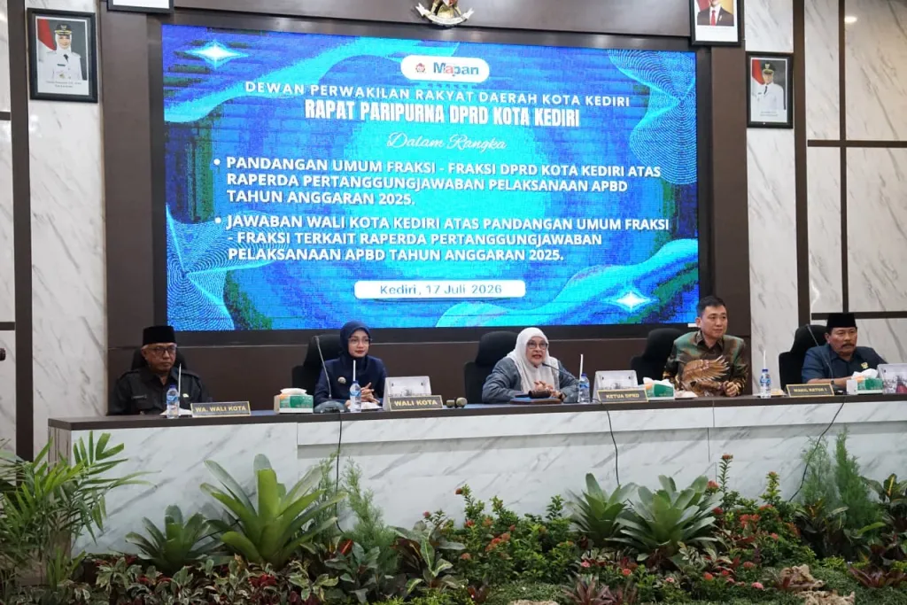 Paripurna Pandangan Umum DPRD, Mbak Wali Kota Kediri Tegaskan Komitmen Tingkatkan PAD dan Kinerja BUMD