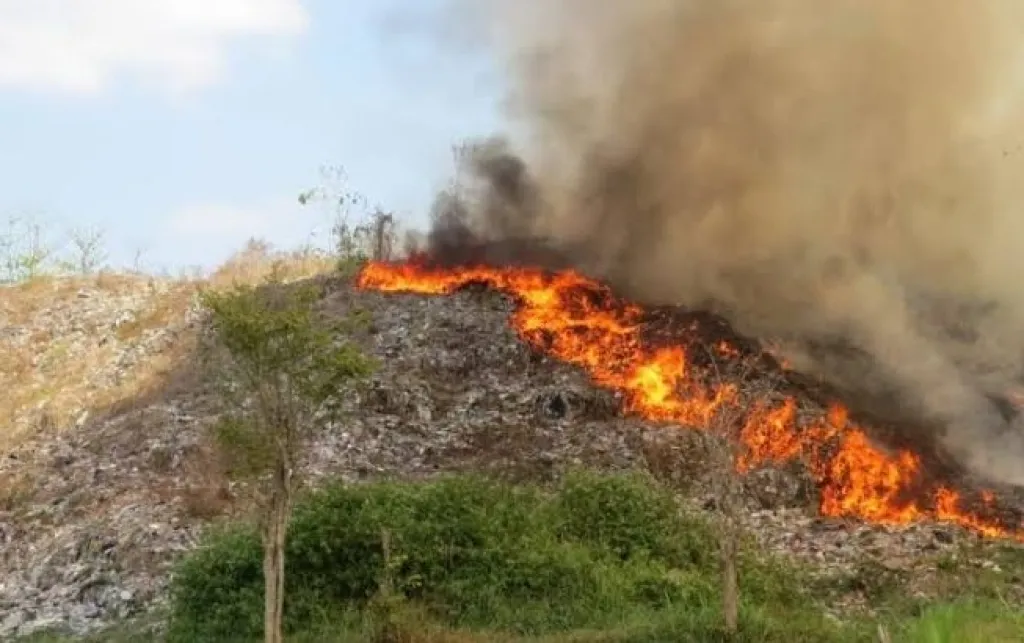 Diduga Gegara Puntung Rokok Dimtambah Angin Kencang, Lahan di TPA Pakusari Terbakar