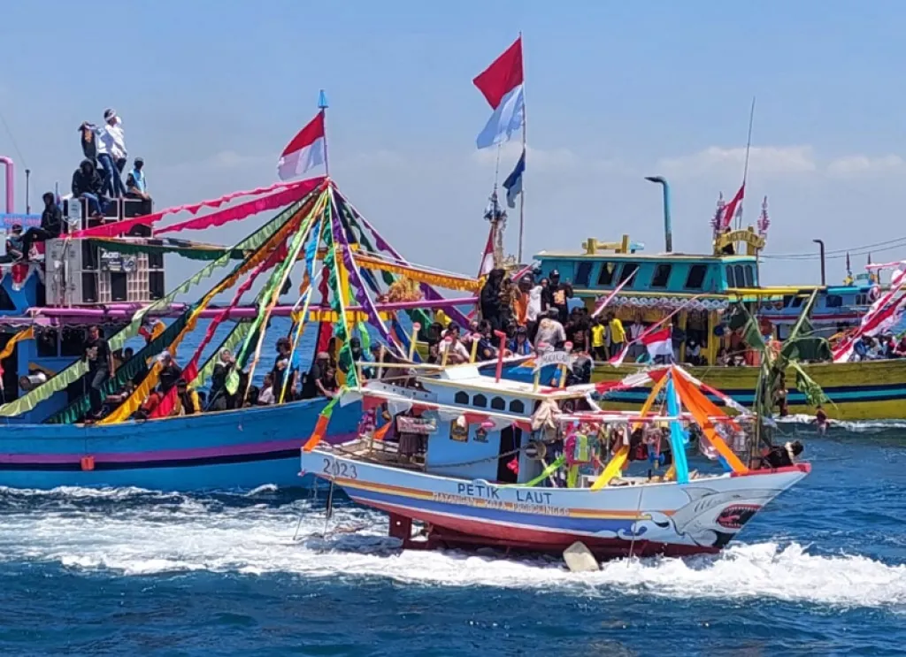 Agenda Wisata ‘Tradisi Petik Laut’, Warnai Keseruan Balap Perahu Fiber di Probolinggo