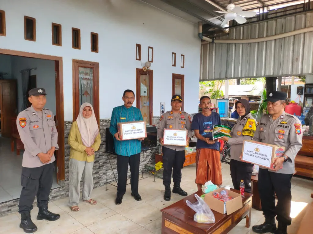 Polsek Kesamben Salurkan Bantuan dan Bersihkan Sisa Insiden kebakaran Rumah Kakek Sukatin
