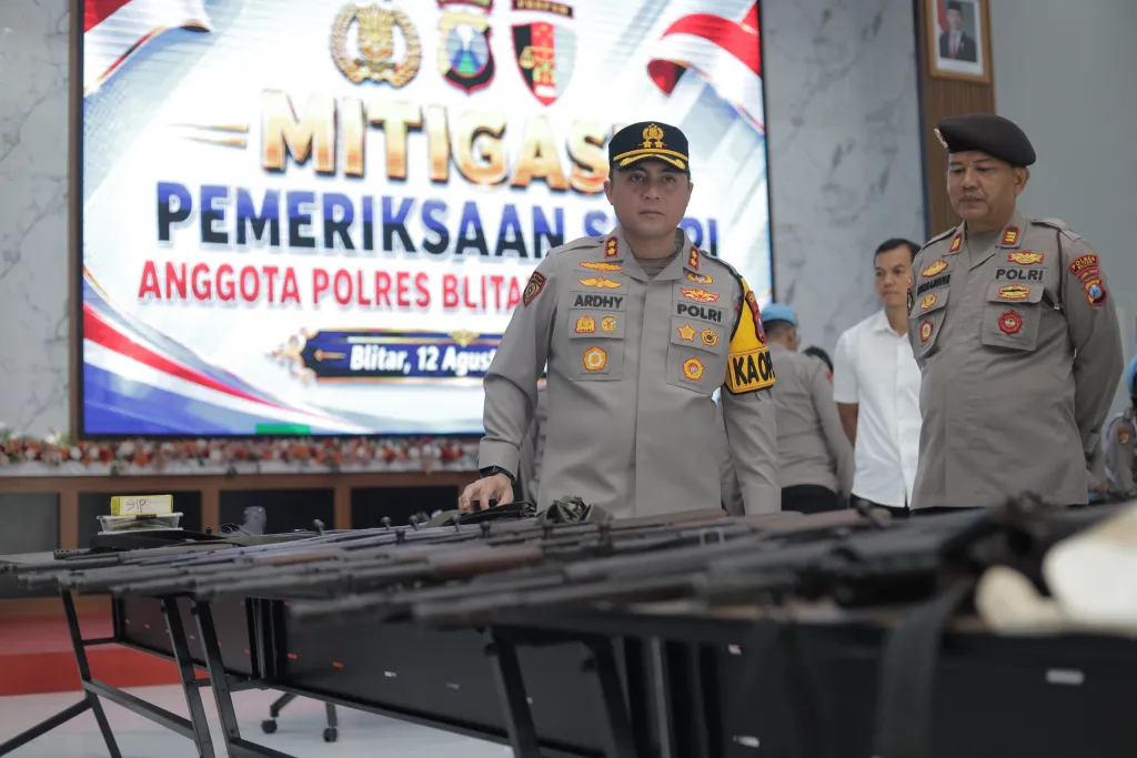 Tingkatkan Disiplin dan Profesional Personil, Kapolres Blitar Pimpin Pemeriksaan Senpi Anggotanya