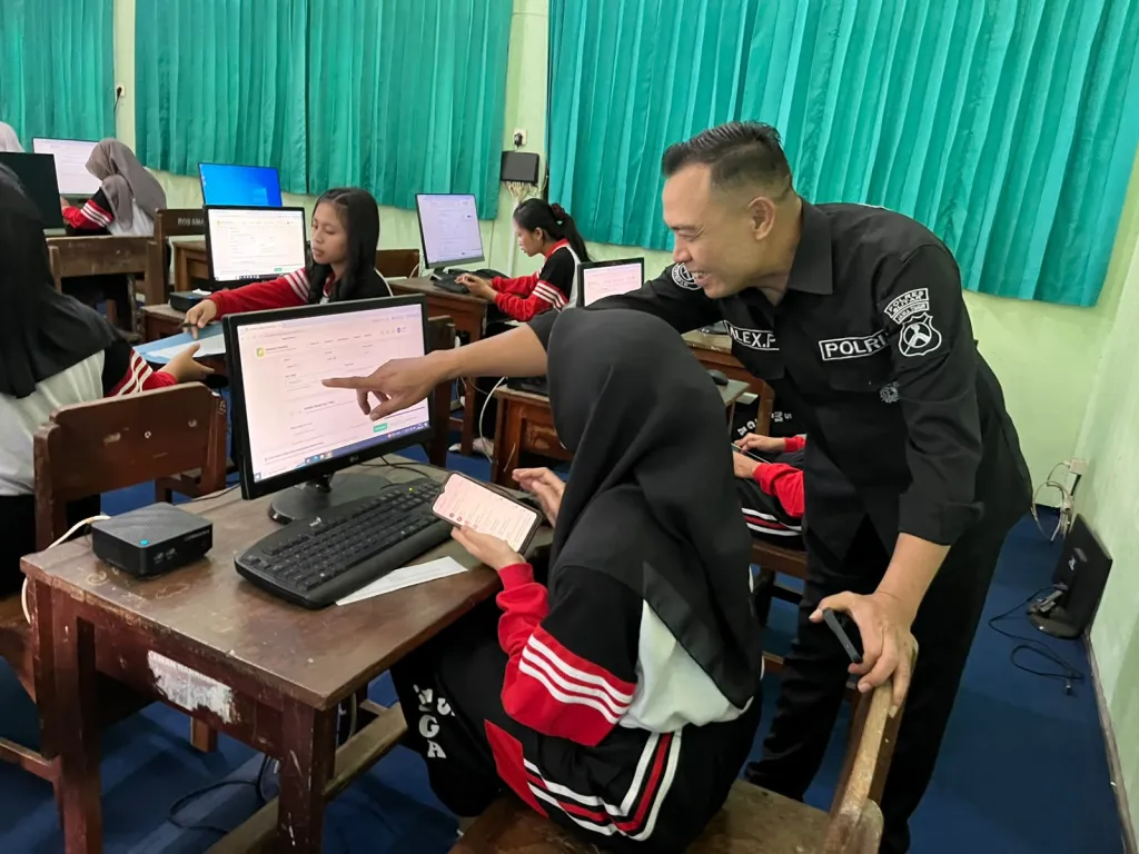 Cegah Deepfake dan Hoax, Polres Blitar Beri Edukasi Pemanfaatan AI pada Siswa/Siswi SMA