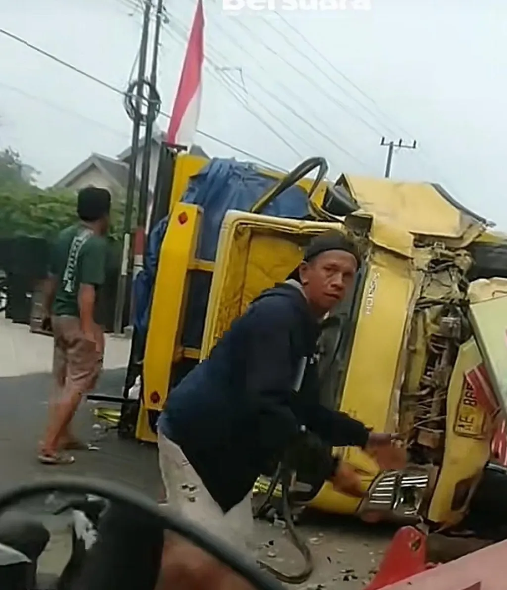 Diduga Kurang Konsentrasi, Truk Mitsubishi Tabrak Yembok Sekolahan di Blitar