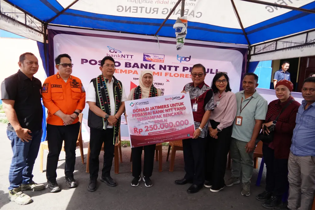 Pemprov Bersama Bank Jatim Salurkan Bantuan Sosial Untuk Masyarakat Terdampak Bencana di NTT