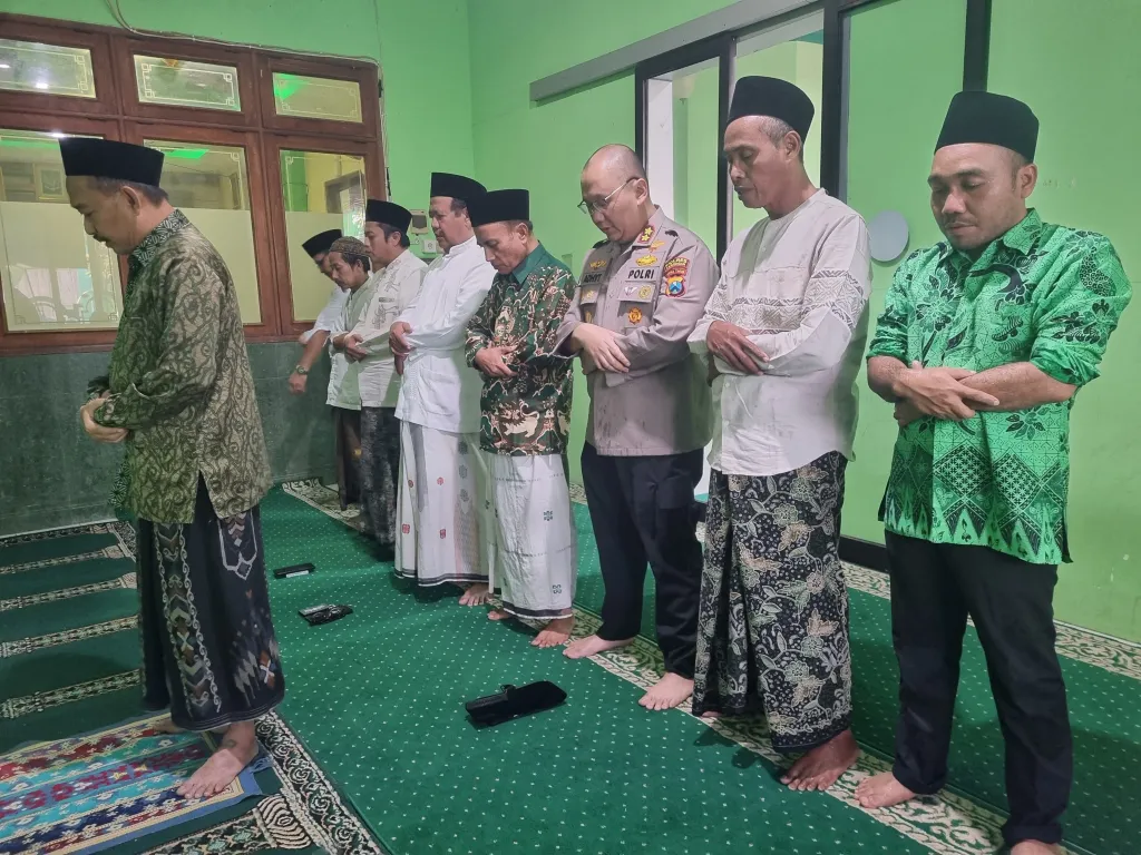 Bangun Sinergi dengan PCNU, Kapolres Lamongan Shalat Ashar Berjamaah Bersama Pengurus