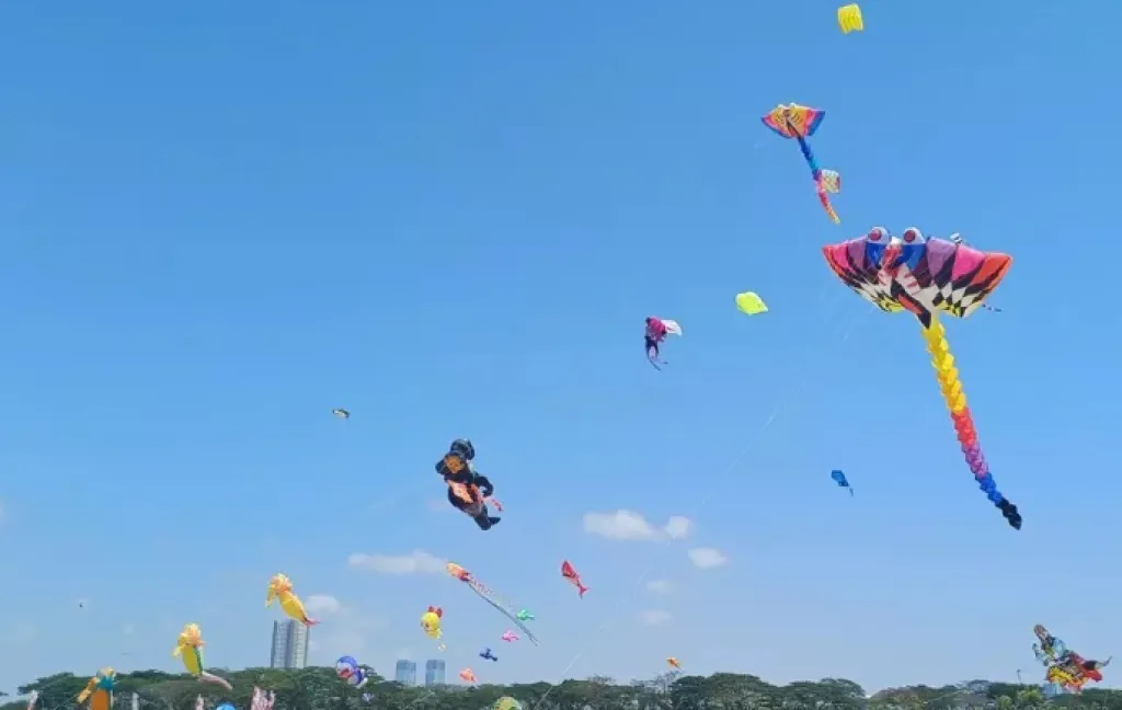 Diikuti Ratusan Peserta, Festival Layang-layang 3D Raksasa Hiasi Langit Surabaya