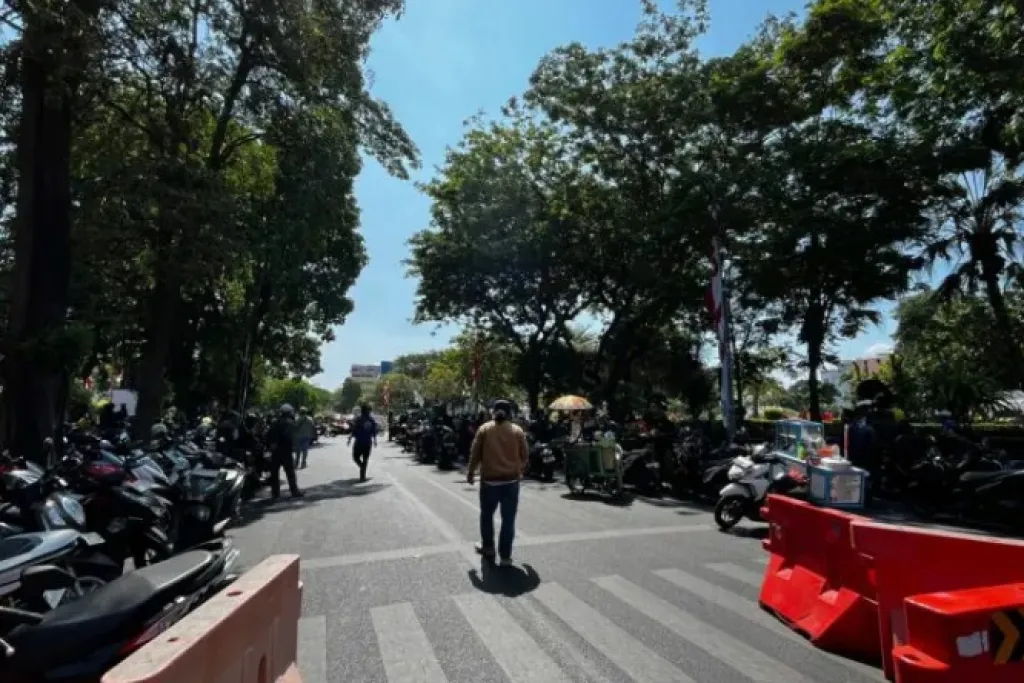 Baca juga : Blokade Jalan Walikota Mustajab, Mediasi Jukir Temui Wali Kota Surabaya Berkahir Buntu