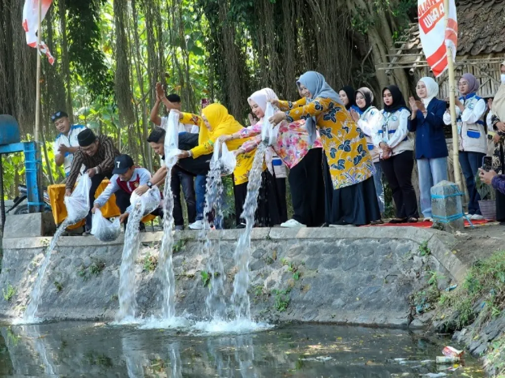 Perkuat Potensi Perairan Desa Wonokerto, Lumajang Tebar 15 Ribu Bibit Ikan