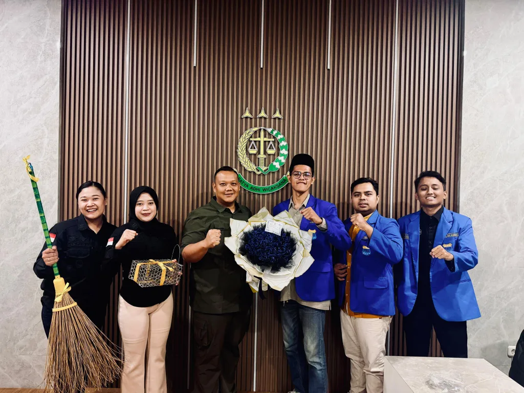 HUT Kejaksaan, PMII Madiun Hadiahi Sapu dan Jebakan Tikus