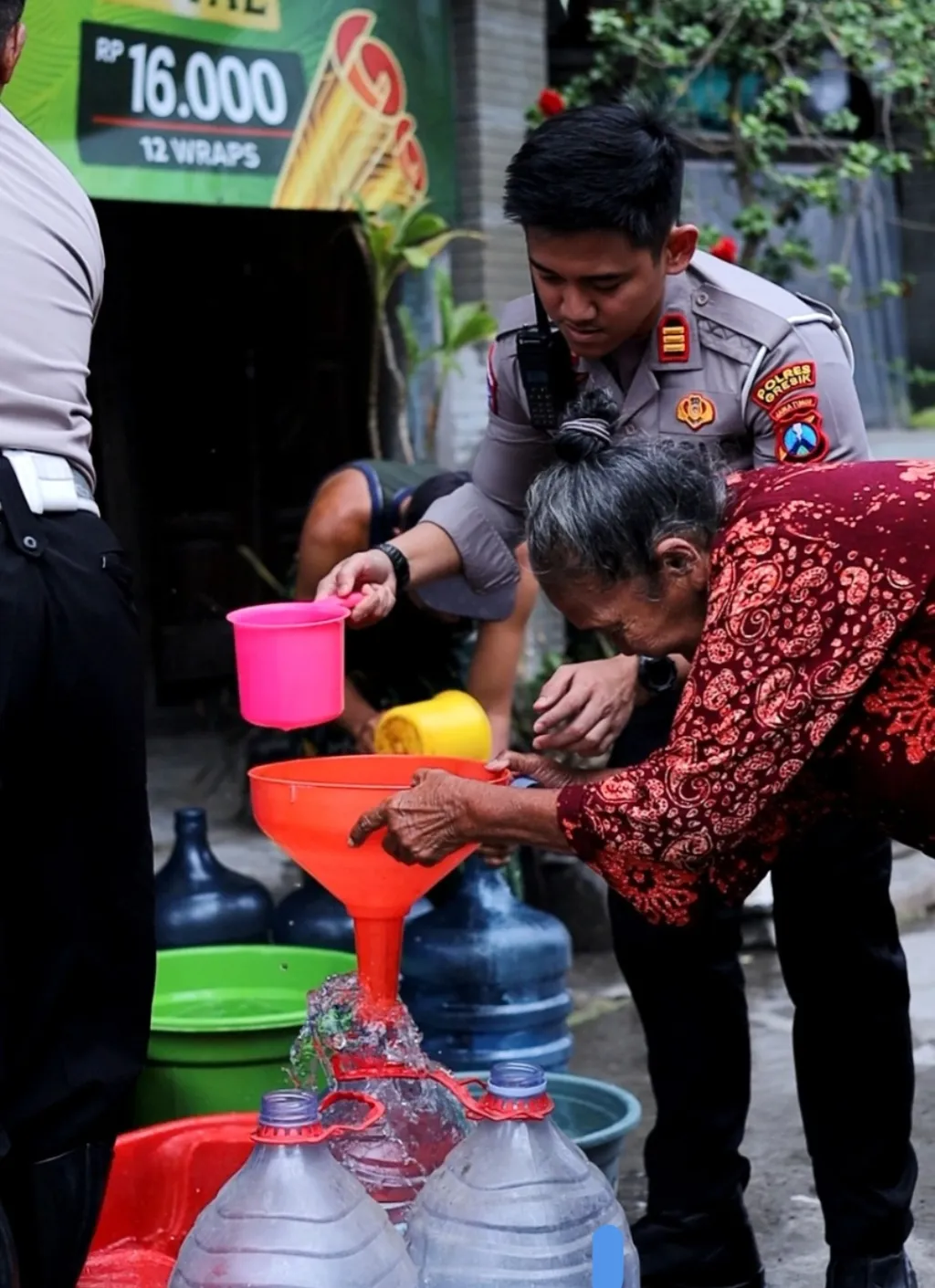 Baca juga : Kemarau Melanda, Satlantas Polres Gresik Salurkan Air Bersih ke Warga Pandanan