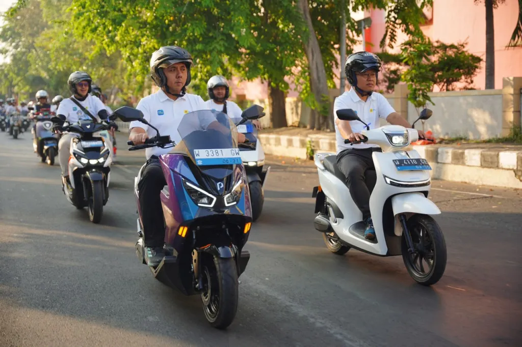 Hari Pelanggan Nasional, PLN UID Jatim Gelar Konvoi Motor Listrik dan Senam Sehat di Surabaya
