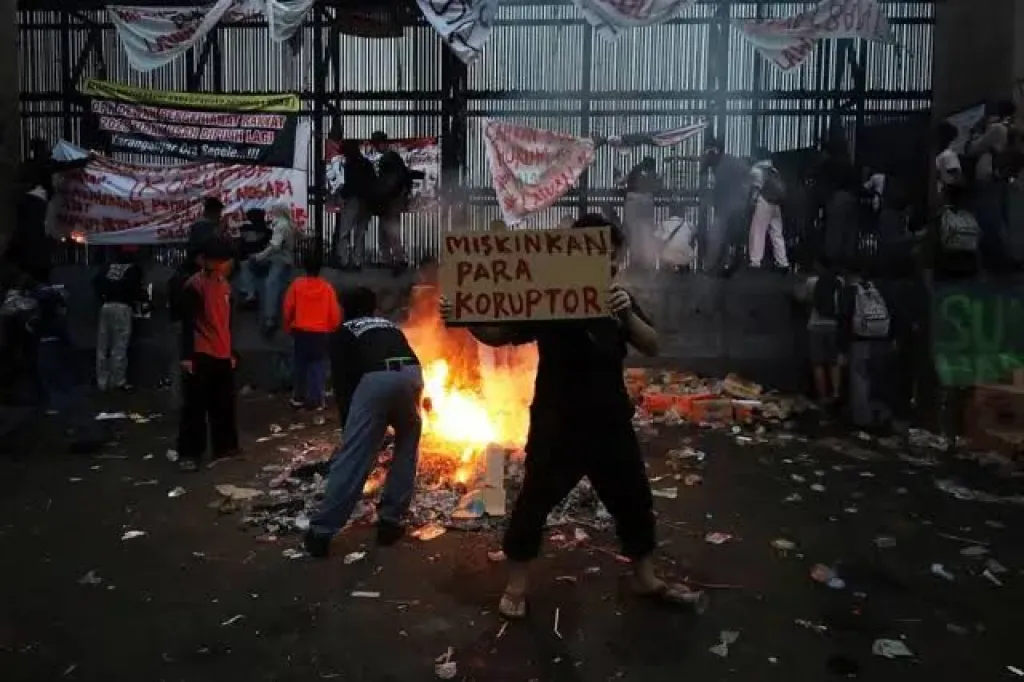 Baca juga : Aktor Intelektual Peristiwa Kerusuhan 27 Agustus, Dikejar