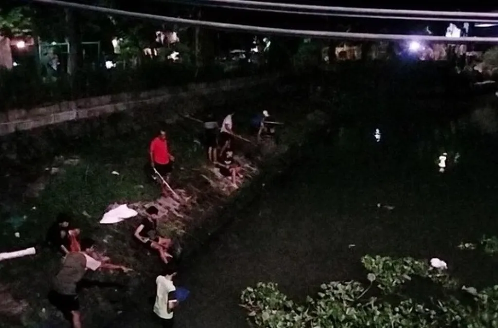 Warga Surabaya Ramai Berburu Ikan Mabuk di Jembatan Jagir, Arus Lalin Tersendat