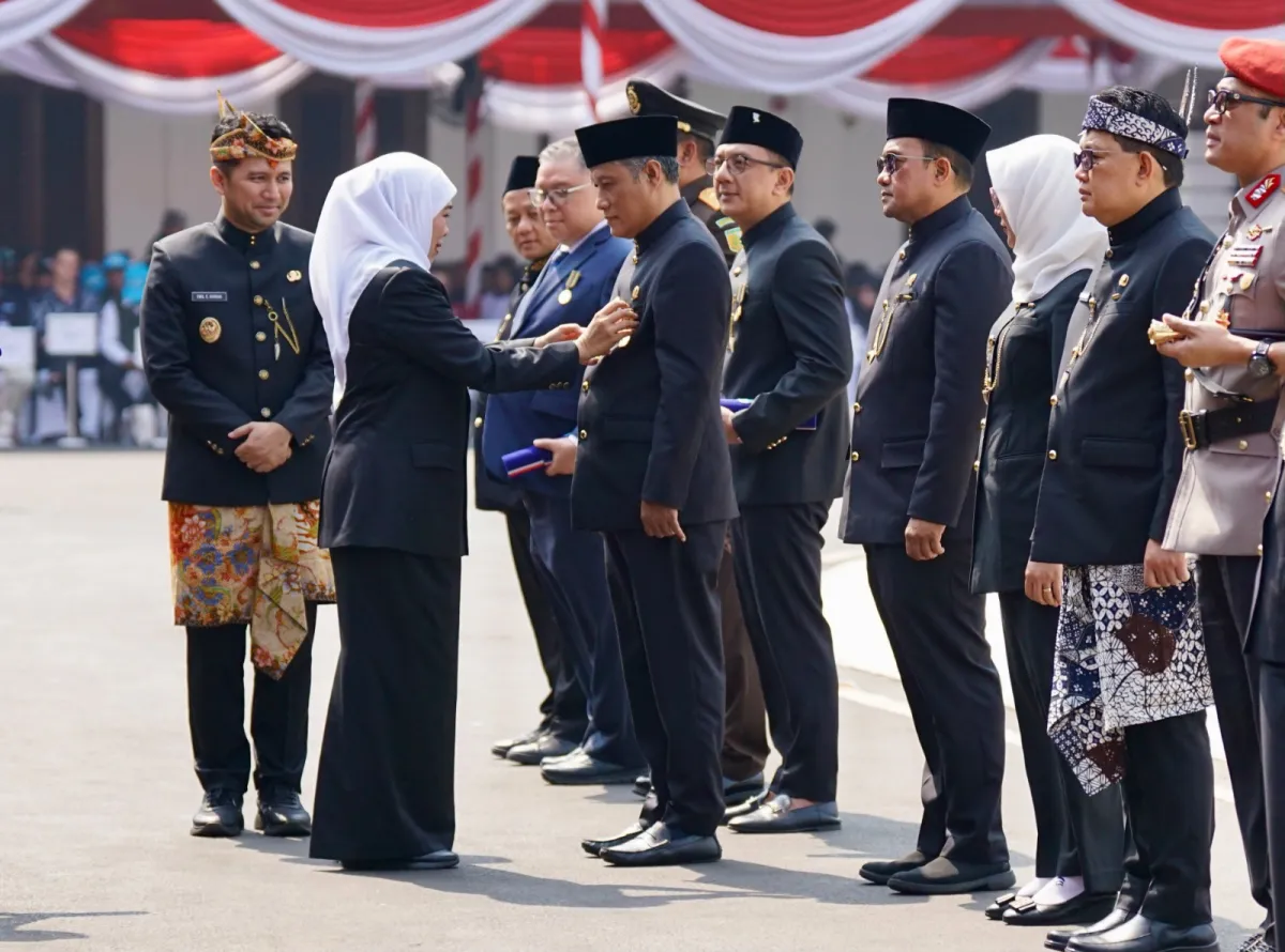 Kawal Bansos Tepat Sasaran, Ketua IKA-PMII Mojokerto Hidayat Terima Lencana Emas Jer Basuki Mawa Beya