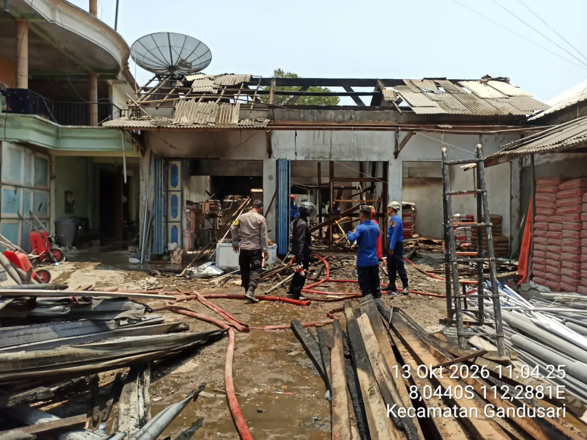 Toko Bangunan 999 di Desa Sukosewwu Blitar Hangus Terbakar, Kerugian Capai Rp 500 Juta