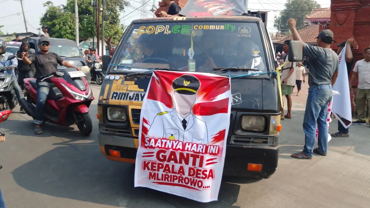 Aksi Demo Warga Mliriprowo Meluas ke Kantor Kecamatan Tarik, Desak Kades Mamok Segera Mundur