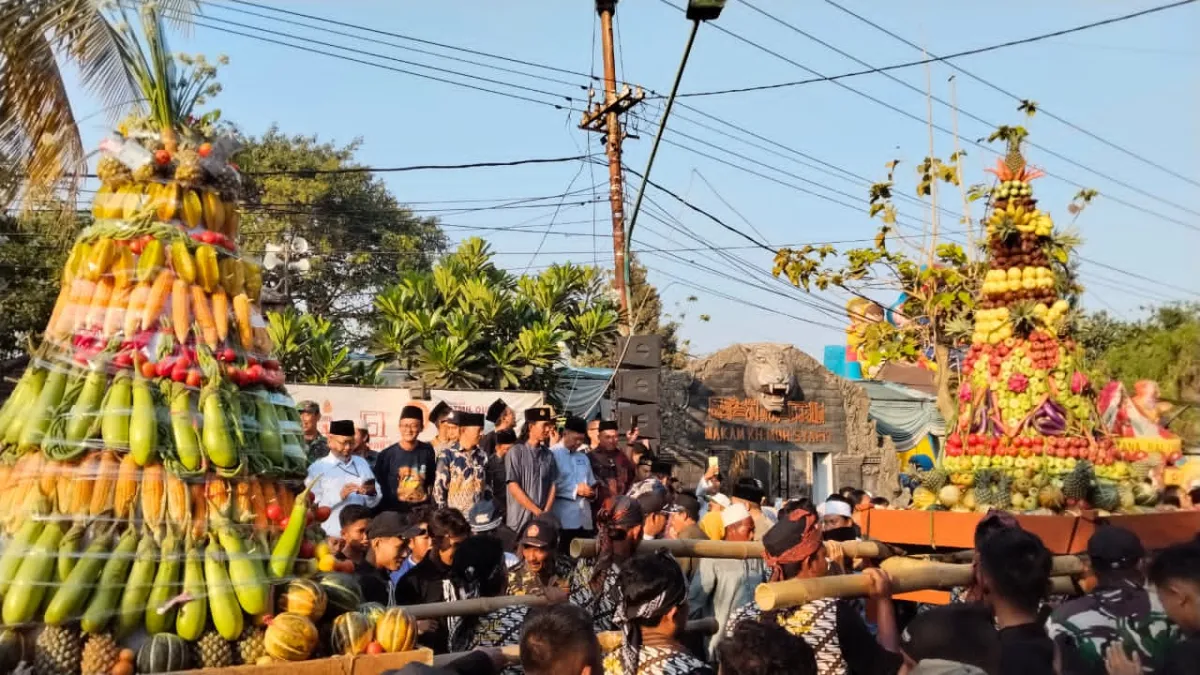 Kirab Enam Tumpeng Raksasa Warnai Haul ke-61 Mbah KH Moh Syafi’i di Pongangan