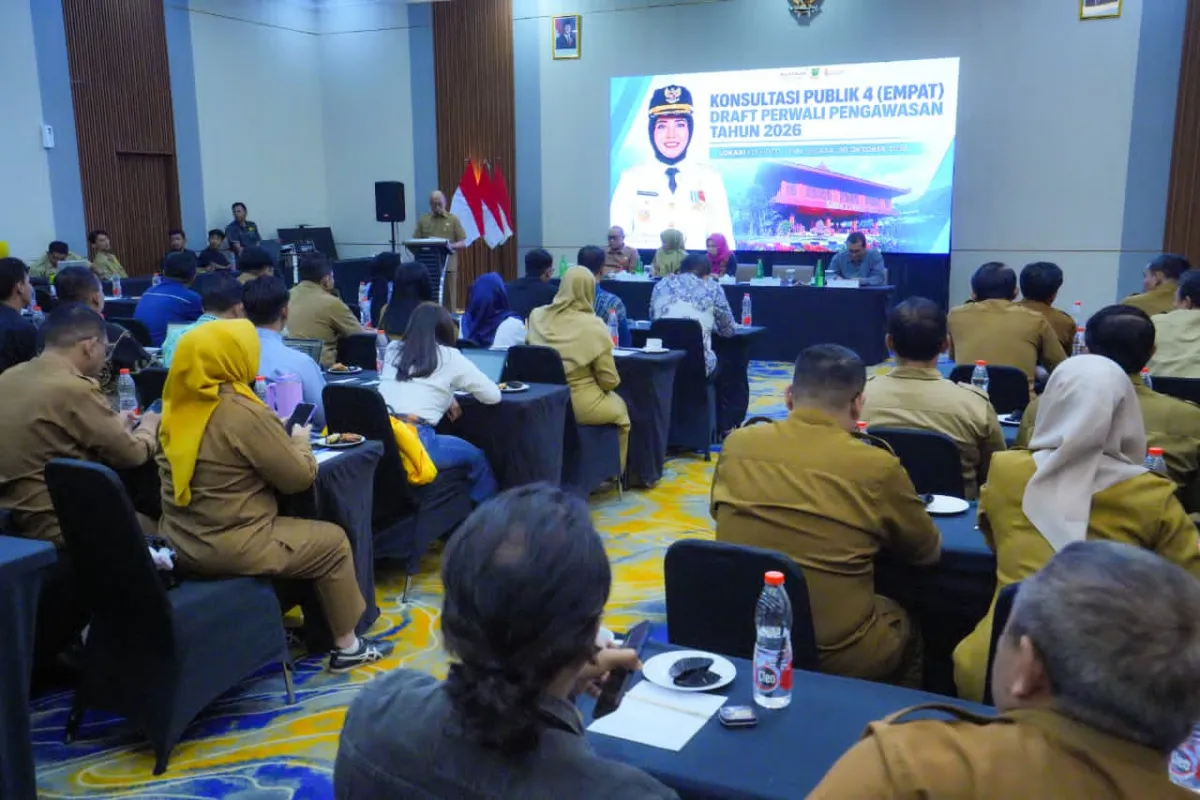 Buka Konsultasi Publik, Ning Ita Ajak Masyarakat Awasi Kinerja Pemerintah Daerah