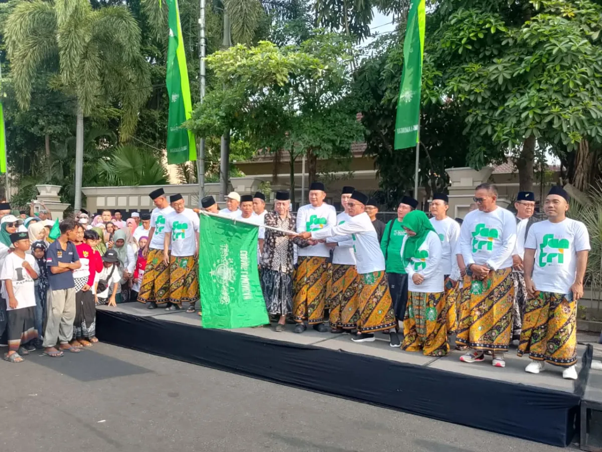 Bupati, Rais Syuriyah dan ketua Tanfidziah PCNU Lamongan saat memberangkatkan jalan sehat sarungan dalam rangka puncak Hari Santri Nasional (HSN) 2026.