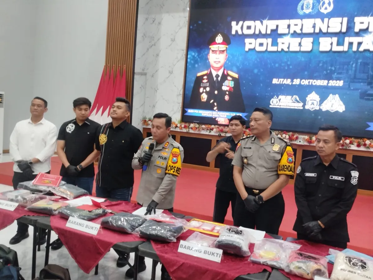 Polres Blitar Berhasil Ringkus 5 Kasus Narkotika dan Okerbaya, 8 Orang Jadi Tersangka