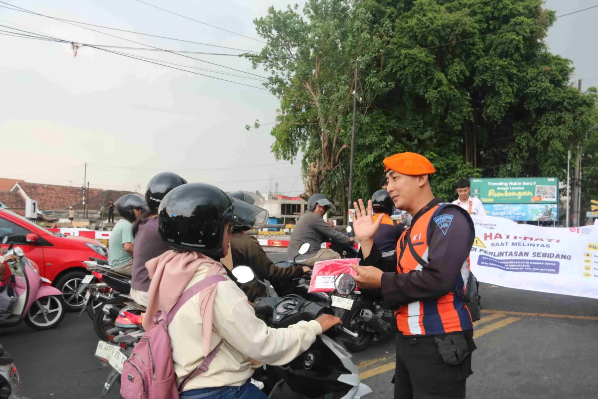 Hari Sumpah Pemuda, KAI Daop 7 Madiun Gelar Aksi Sosialisasi dan Edukasi Keselamatan Kereta Api