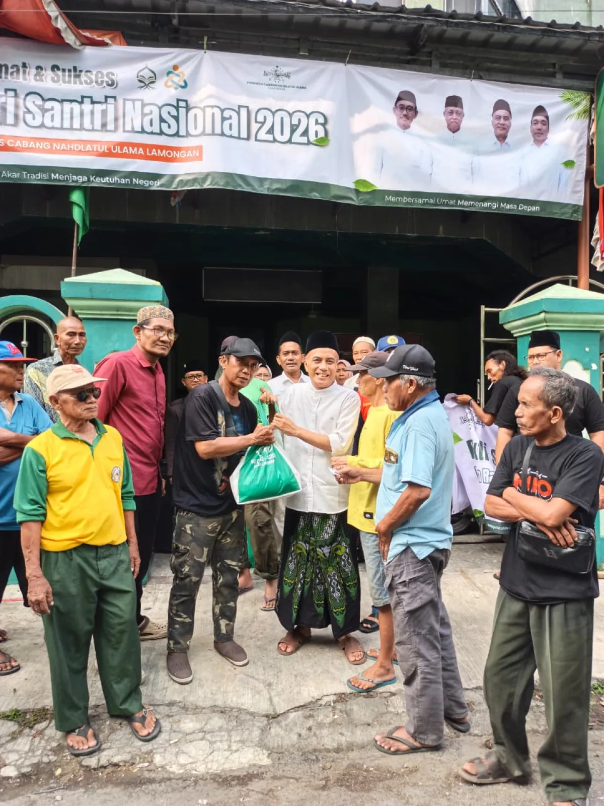 Semarak Hari Santri 2026, PCNU Lamongan Tebar Kepedulian dengan Salurkan Sembako bagi Pengayuh Becak
