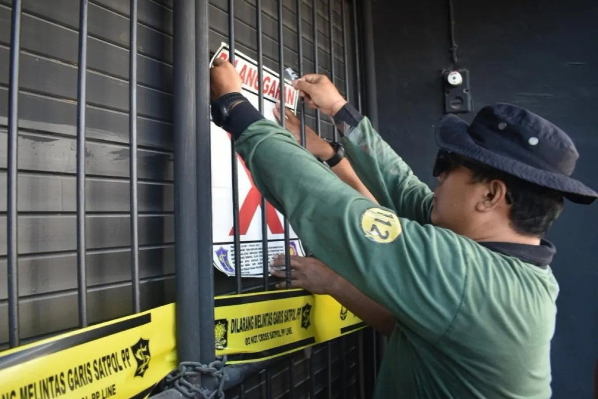 Pemkot Surabaya Segel 10 Lokasi Penjualan Miras, dari Subdistributor hingga Warkop