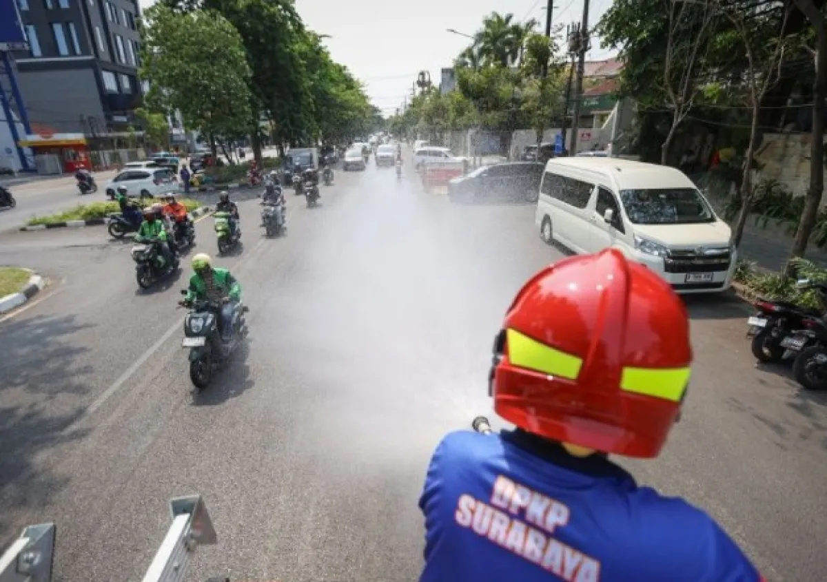 Redam Panas dan Kurangi Debu, DPKP Surabaya Intensifkan Pembasahan Jalan