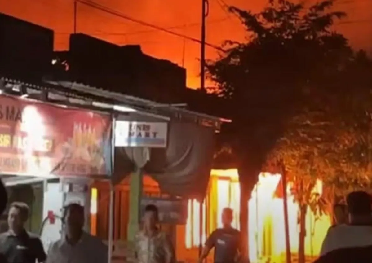 Toko Bangunan di Blitar Dilahap Si Jago Merah, PMK Kerahkan 7 Mobil Damkar Blitar dan Tulungagung 