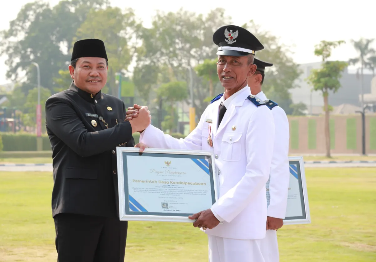 Kades Lus'ari Raih Penghargaan Desa Kendalpecabean Sebagai Pionir Desa Informatif