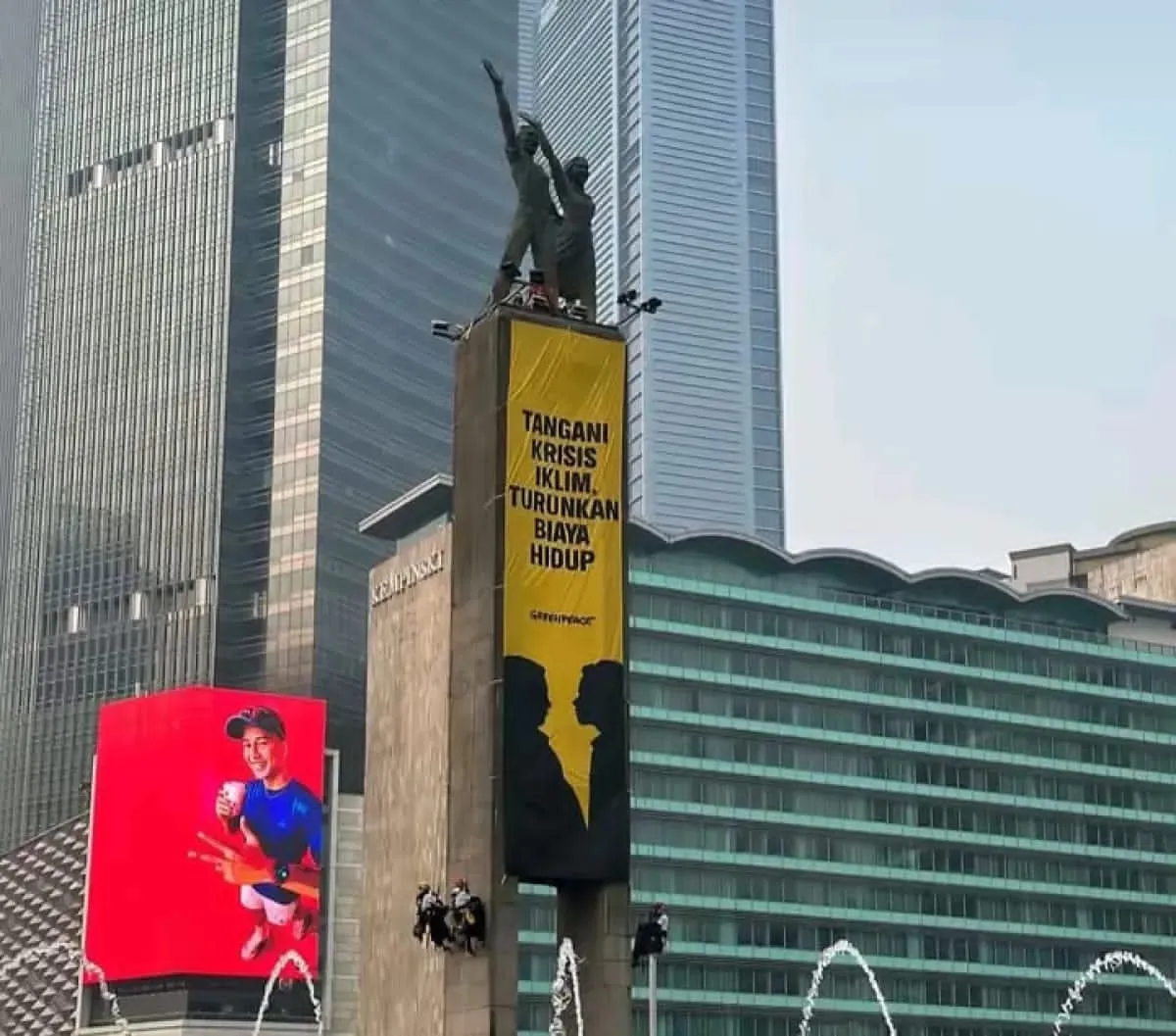 Greenpeace Panjat Patung Bundaran HI, Bentangkan Spanduk Kritik Pemerintah