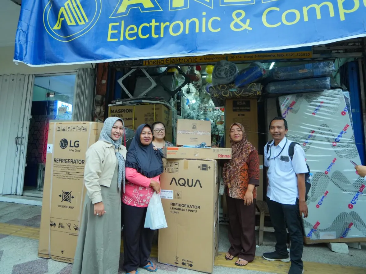 Lilik dan Supiyah Girang, Dapat Bansos PPSE dan Didampingi Belanja Walikota Ning Ita 