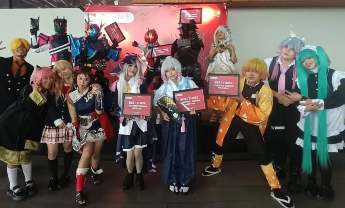 Para cosplayer dan pemenang berpose usai ajang Wibufest Cosplay Competition Vol. XI di Hotel Neo+ Waru Sidoarjo, Minggu (25/10). SP/HANDOKO