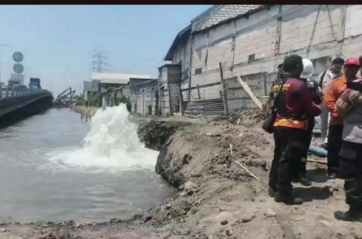 Semburan Air Setinggi 3 Meter di Jalan Dupak Rukun Surabaya, Bikin Panik