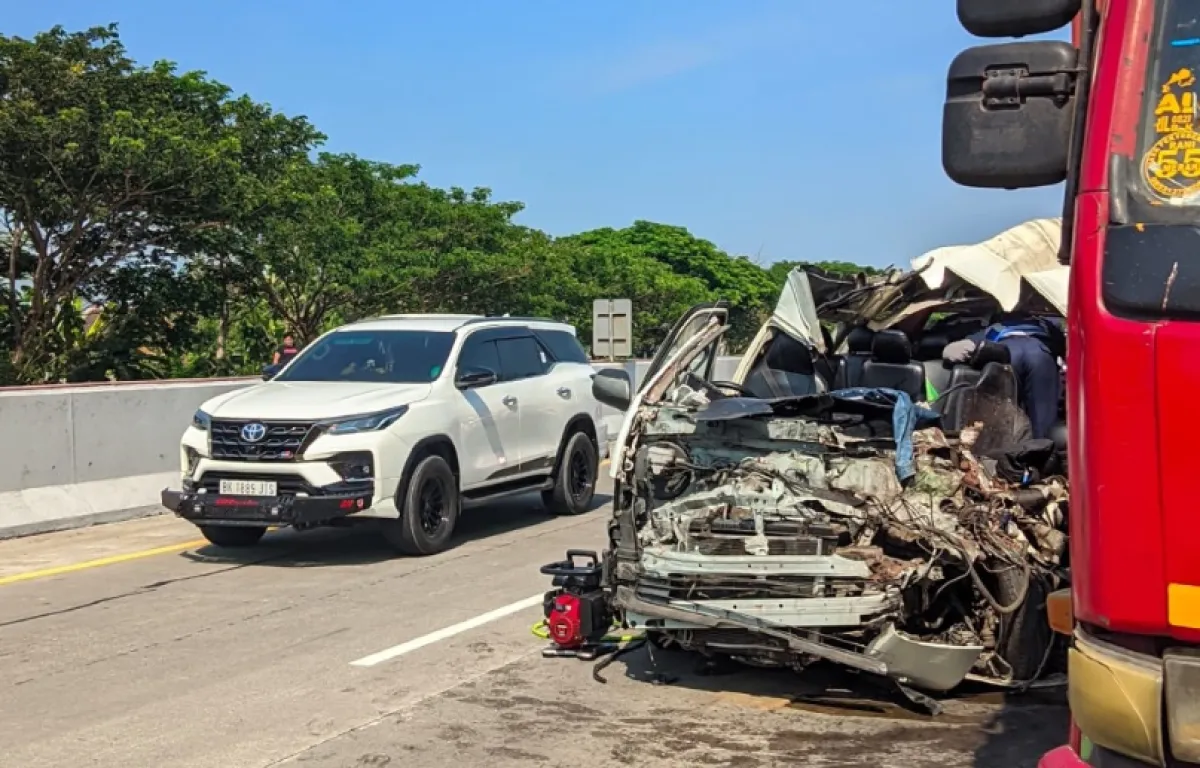 Minibus Suporter PSS Sleman Hantam Truk di Tol Saradan, 4 Tewas