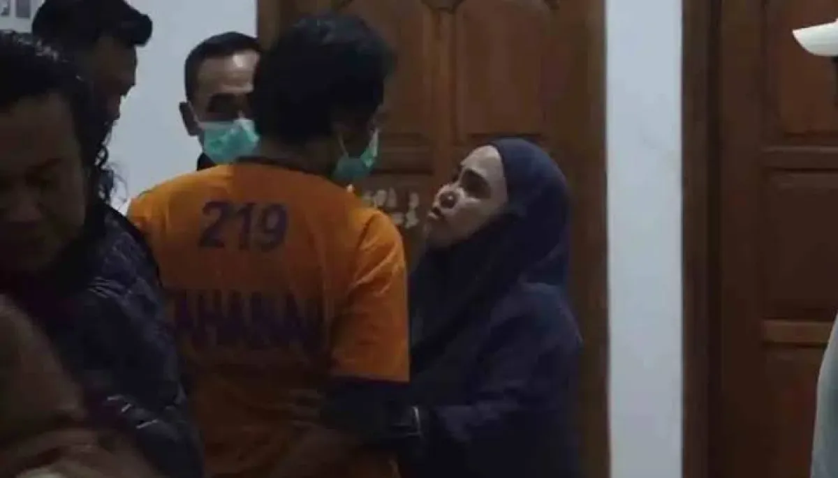 Istri Tersangka Pembunuhan Ibu dan Anak di Madiun, Menangis Histeris