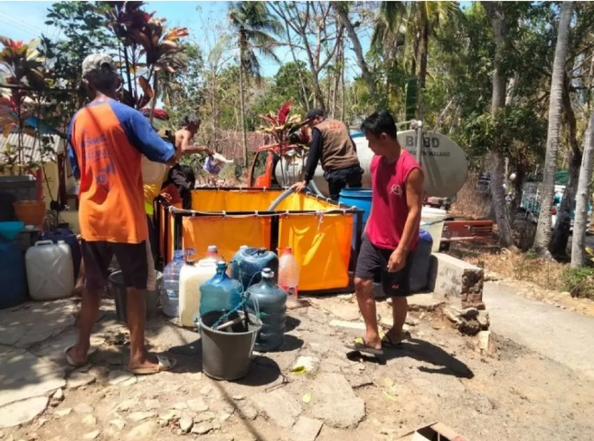 Kekeringan Ekstrem, Malang Dropping 84.300 Liter Air ke Desa Terdampak