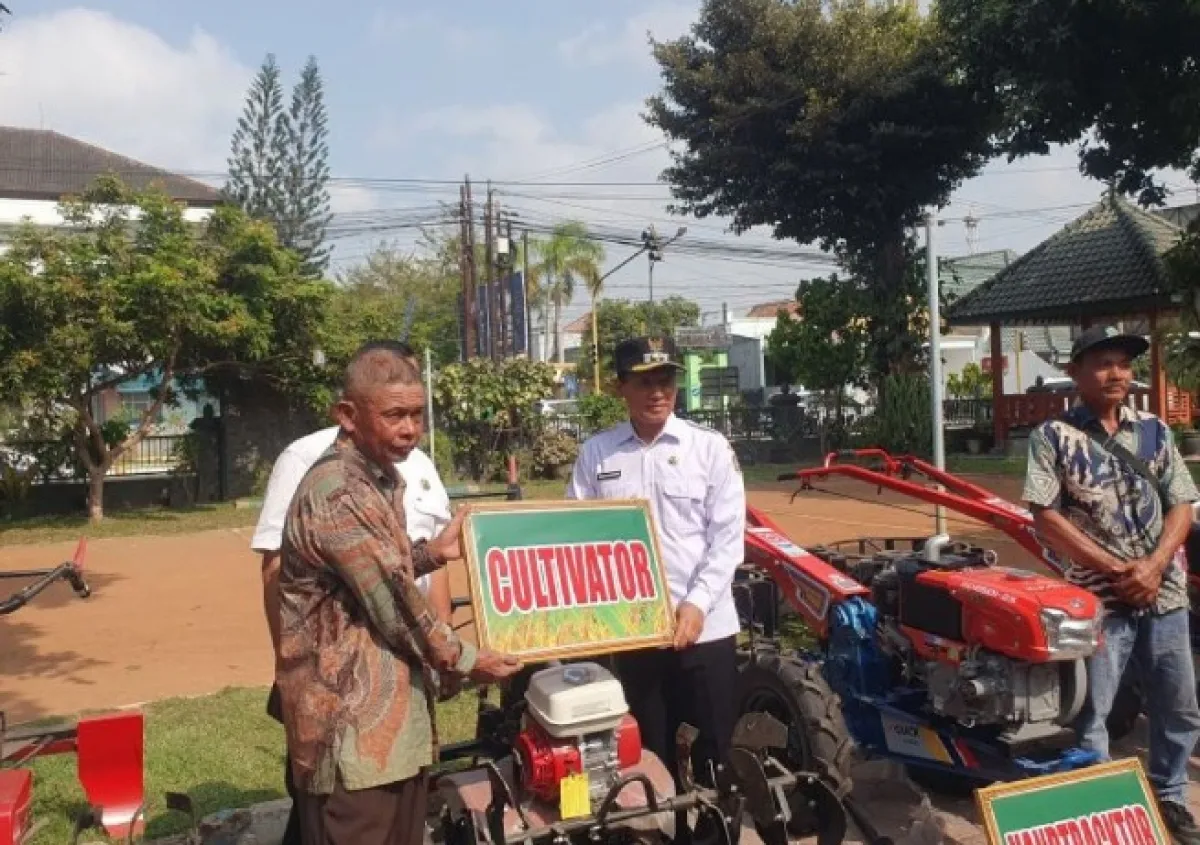 Dukung Mekanisme Pertanian, Pemkab Tulungagung Salurkan Enam Alsintan