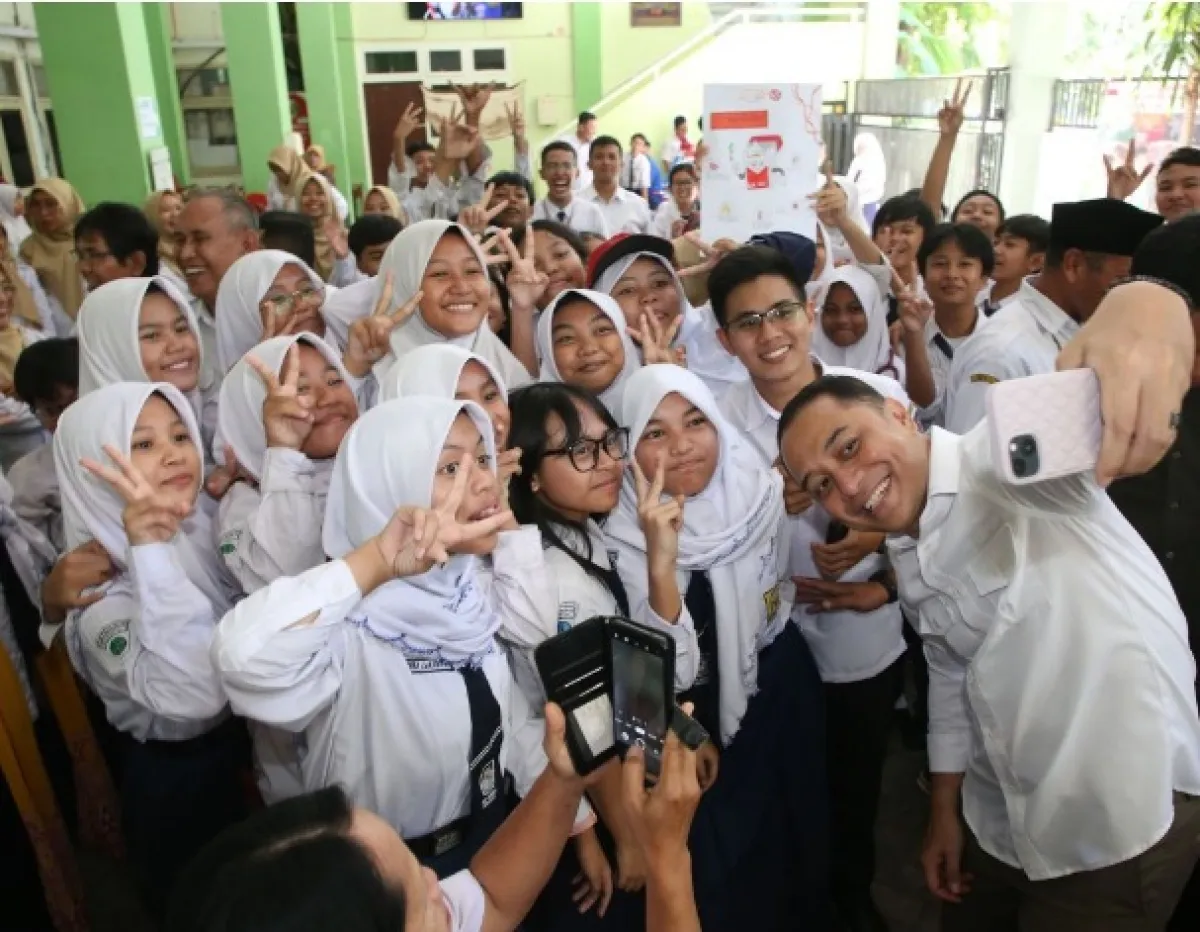 Wali Kota Surabaya Eri Cahyadi saat bertemu dengan siswa di Kota Surabaya. SP/Pemkot Surabaya