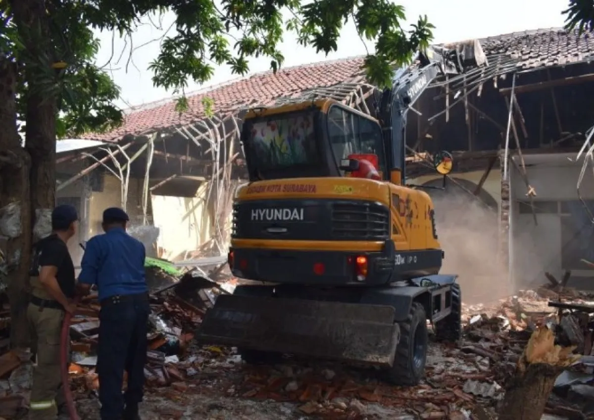 Tindaklanjuti Tak Bayar Retribusi, Pemkot Surabaya Tertibkan Bangunan di Lahan Aset