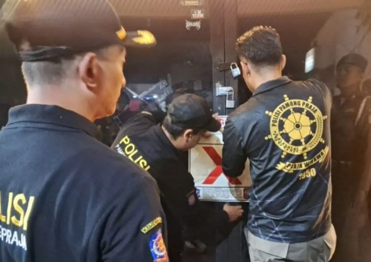 Tak Sesuai Aturan Berlaku, Satpol PP Surabaya Segel Toko Miras di 3 Lokasi