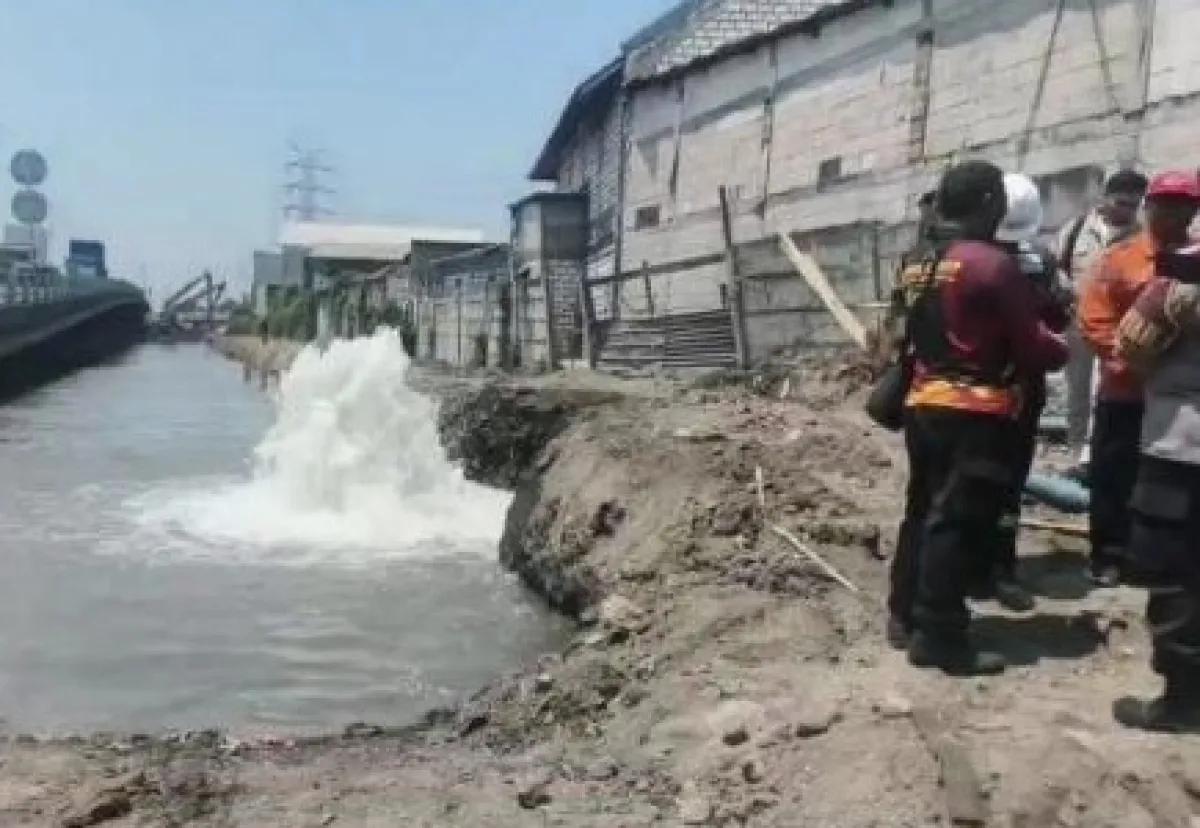 Semburan Air Setinggi 3 Meter di Jalan Dupak Rukun Surabaya, Diduga Kebocoran Pipa Storage