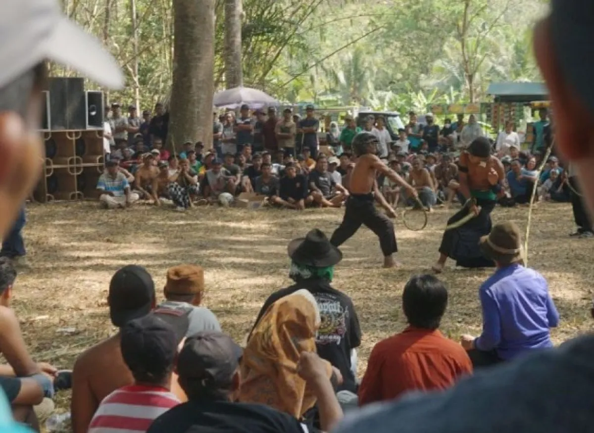 Di Tengah Musim Kemarau, Seniman Jajar Trenggalek Lestarikan Tradisi Tiban