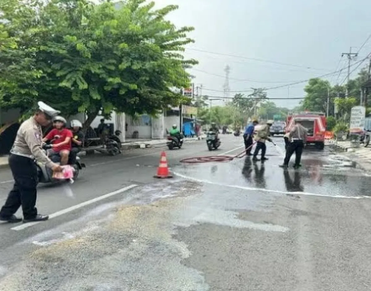 2 Pemotor Jatuh dan Masuk RS Gegara Tumpahan Solar di Jalanan Lamongan
