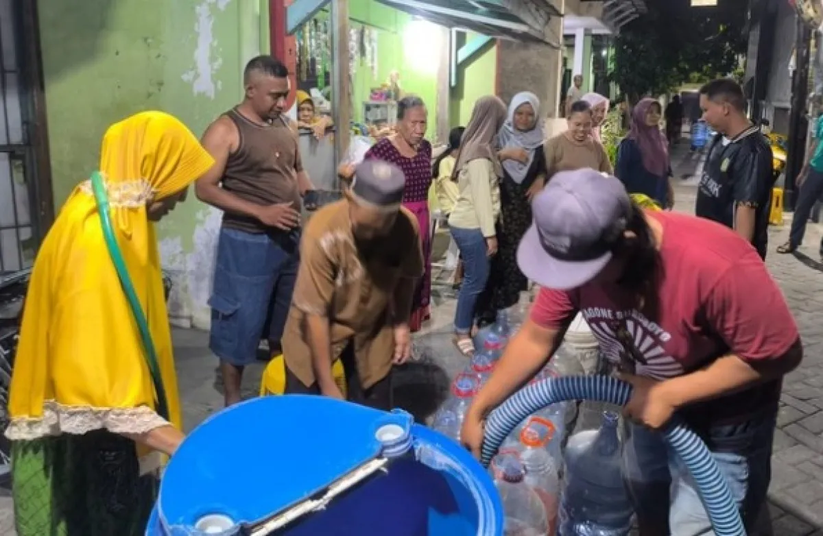 Warga Lidah Wetan Surabaya Terpaksa Mandi Pakai Air Galon Imbas PDAM Mampet Berhari-hari